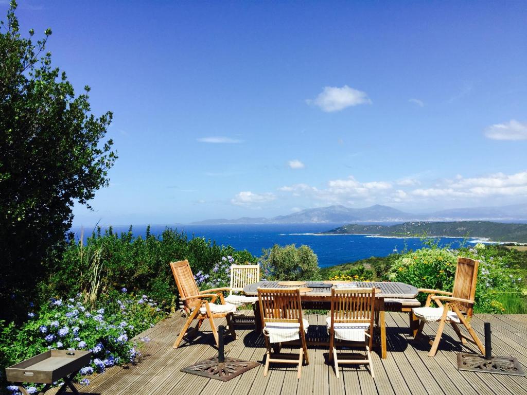 コティ・シアヴァーリにあるCasa Vadde Lungha superbe vue mer 9 personnesの海の景色を望むデッキ(テーブル、椅子付)