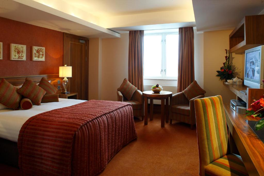 Postel nebo postele na pokoji v ubytování Tullamore Court Hotel