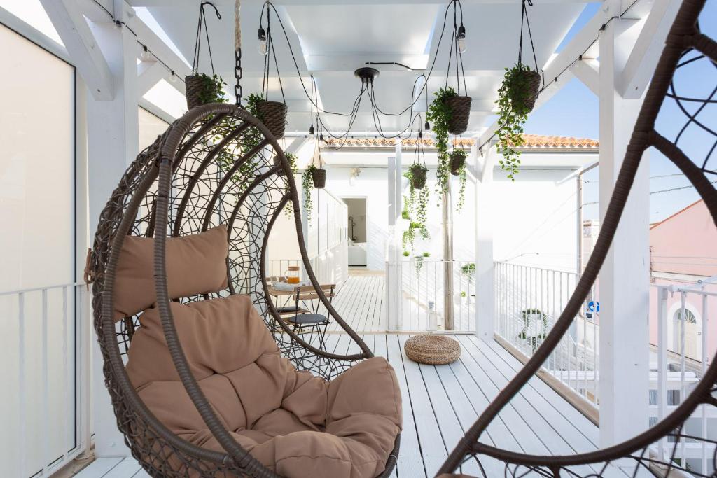 wiszące rattanowe krzesło na balkonie w obiekcie A'NACA HOLIDAY HOME w mieście Marina di Ragusa