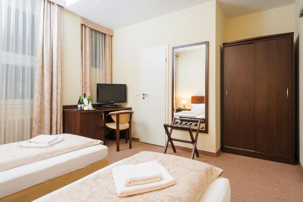 Postel nebo postele na pokoji v ubytování Upper Room Hotel Kurfürstendamm