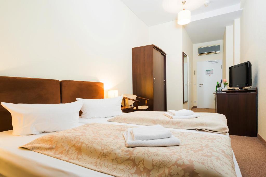 Postel nebo postele na pokoji v ubytování Upper Room Hotel Kurfürstendamm