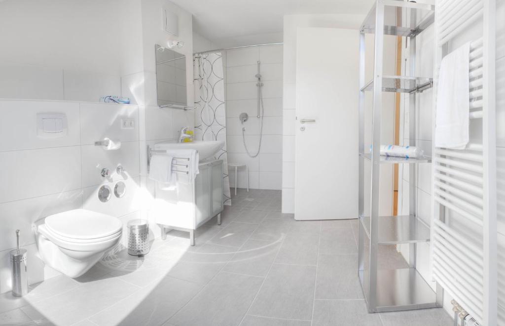 ein weißes Badezimmer mit Toilette und Waschbecken in der Unterkunft Braviscasa - Ferienresidenz Hochfirst Titisee in Titisee-Neustadt