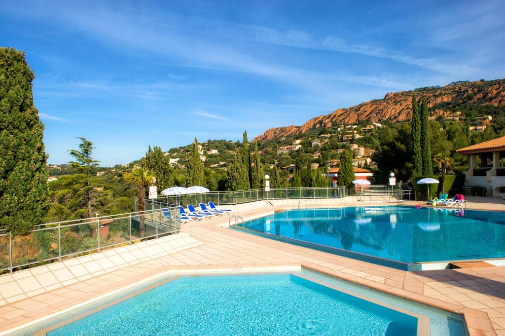 Bazén v ubytování Village Club Les Mas de L'Esterel nebo v jeho okolí