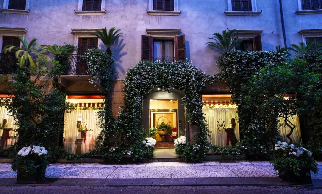 a building with ivy on the front of it at Hotel Gabbia D'Oro in Verona