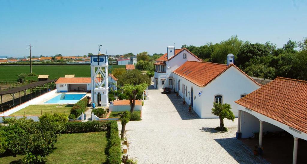 uma vista aérea de uma casa e de uma piscina em Marchanta em Santarém