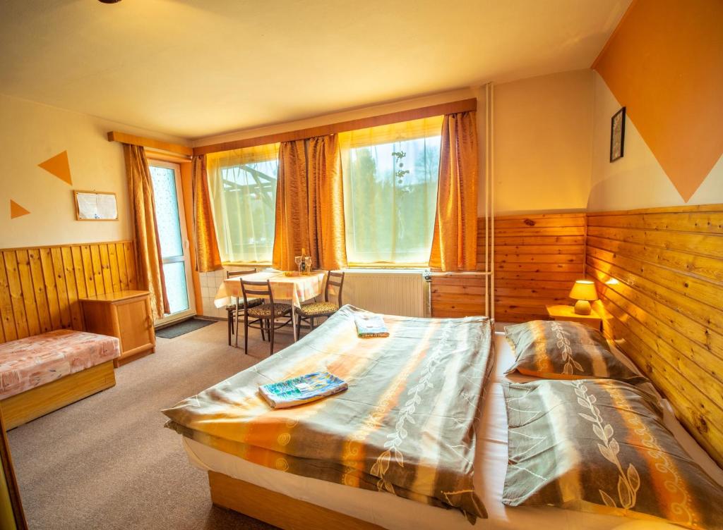 Tempat tidur dalam kamar di Penzión Skitour