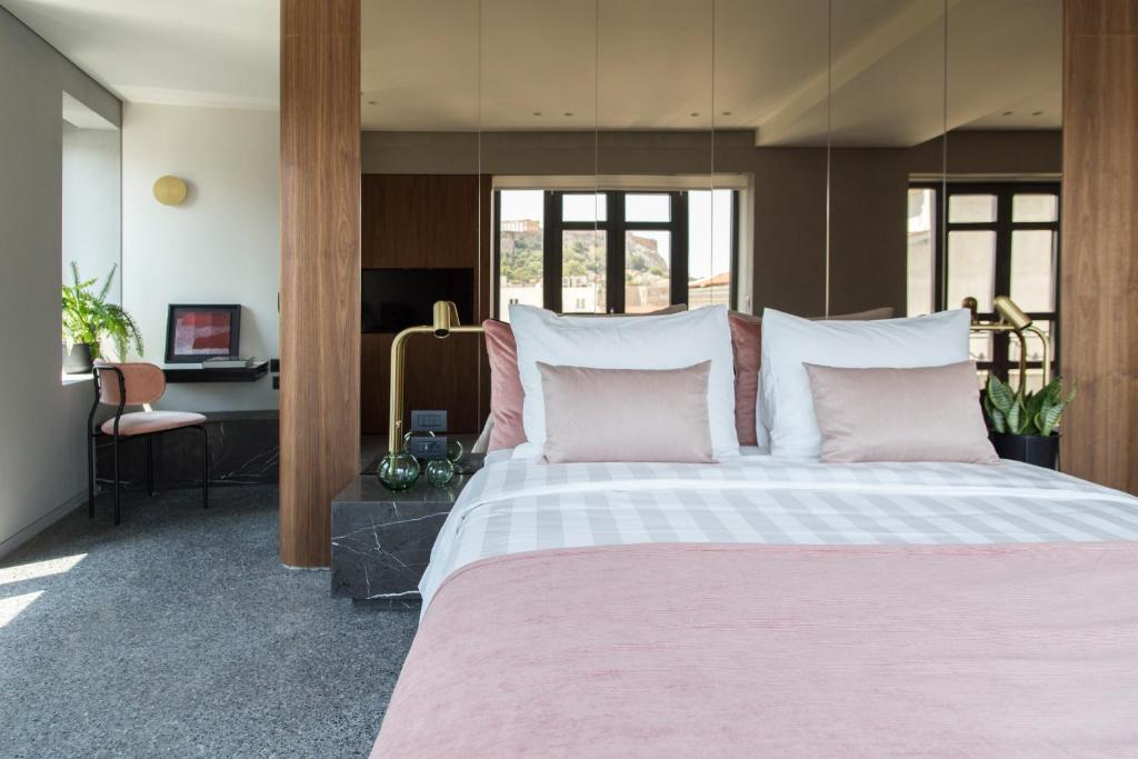 Postel nebo postele na pokoji v ubytování Perianth Hotel, a Member of Design Hotels