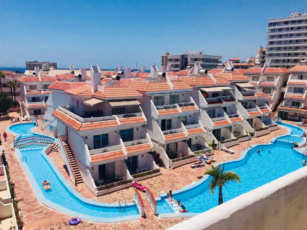 una vista aérea de un complejo con piscina en Penthouse las Flores en Playa de las Américas