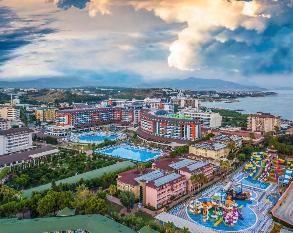 einen Luftblick auf eine Stadt mit einem Wasserpark in der Unterkunft Lonicera Resort & Spa Hotel - Ultra All Inclusive in Avsallar