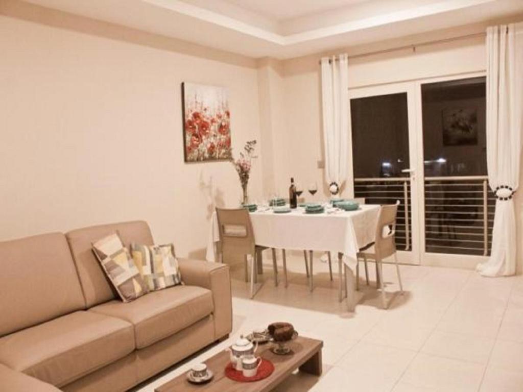 sala de estar con sofá y mesa en Axis Suites en Accra