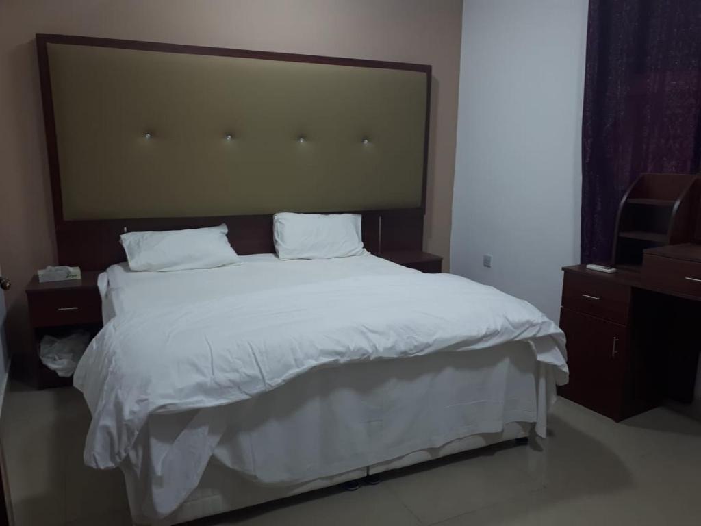 Postel nebo postele na pokoji v ubytování Discovery Furnished Apartments (Al-Amerat)