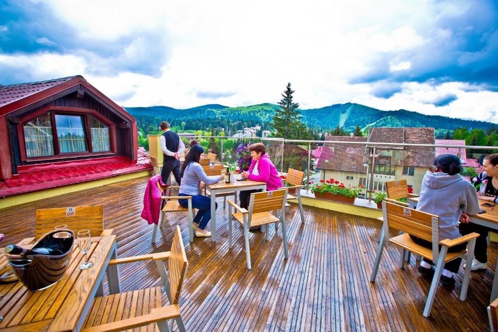 Nespecifikovaný výhled na hory nebo výhled na hory při pohledu z hotelu