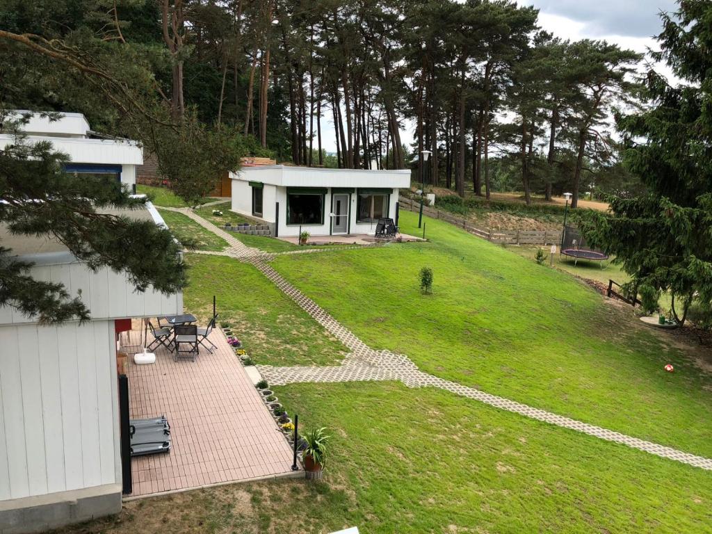 einem Luftblick auf ein Haus und einen Hof in der Unterkunft Bungalow Ückeritz in Ückeritz