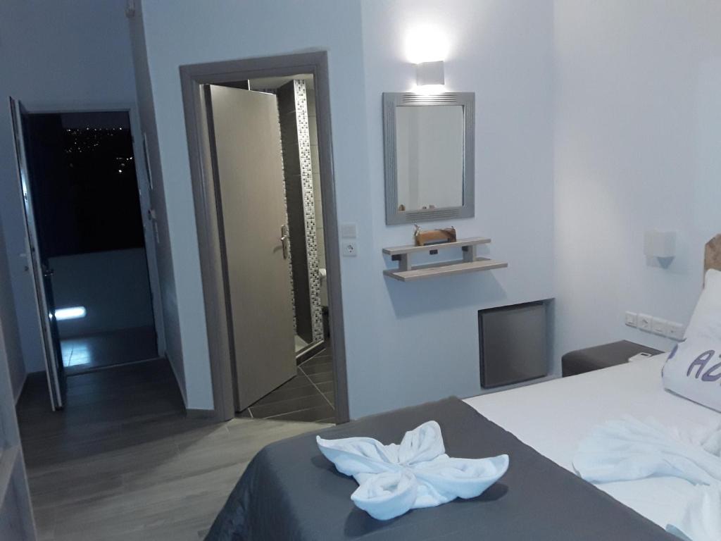 Postel nebo postele na pokoji v ubytování Azalea Hotel