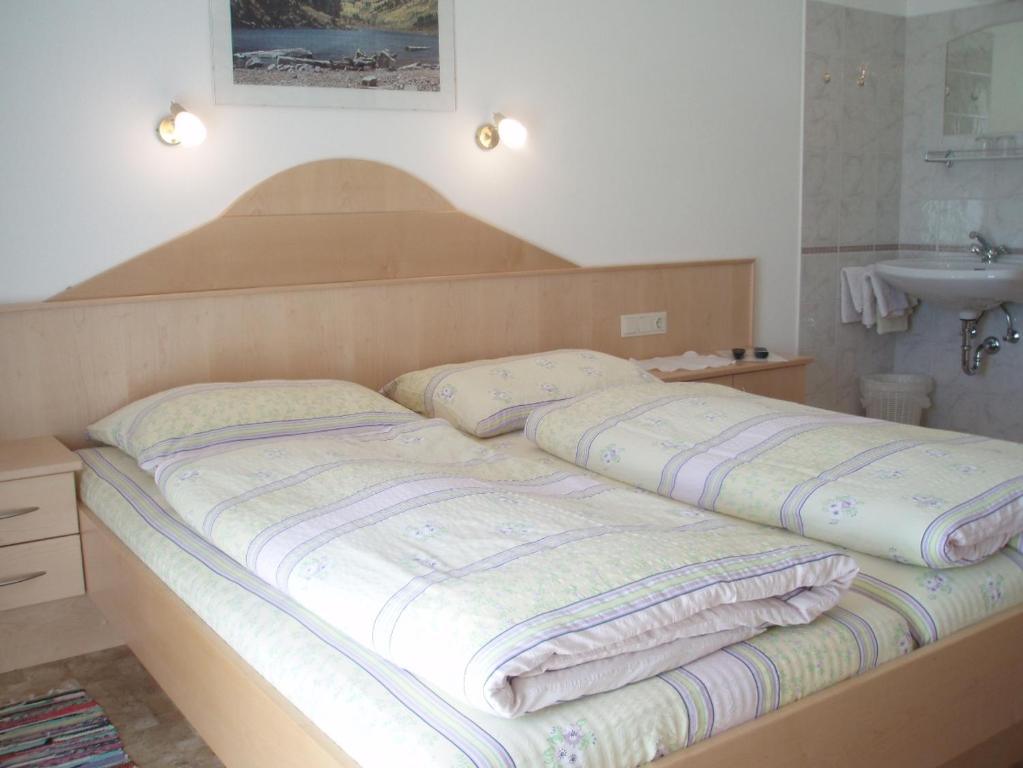 Postel nebo postele na pokoji v ubytování Gästehaus Lanzinger