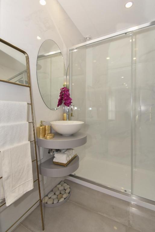 Rosario's Boutique Apartments - 14