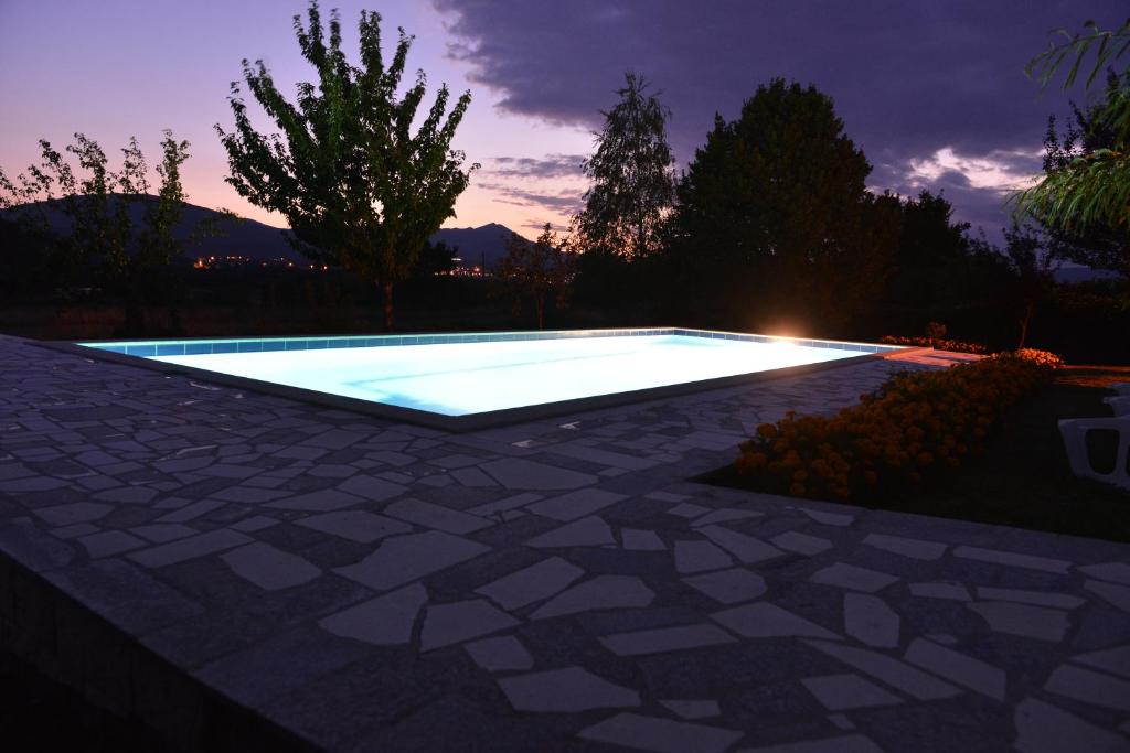 einen Pool im Garten mit Sonnenuntergang in der Unterkunft Ivan in Obrovac Sinjski