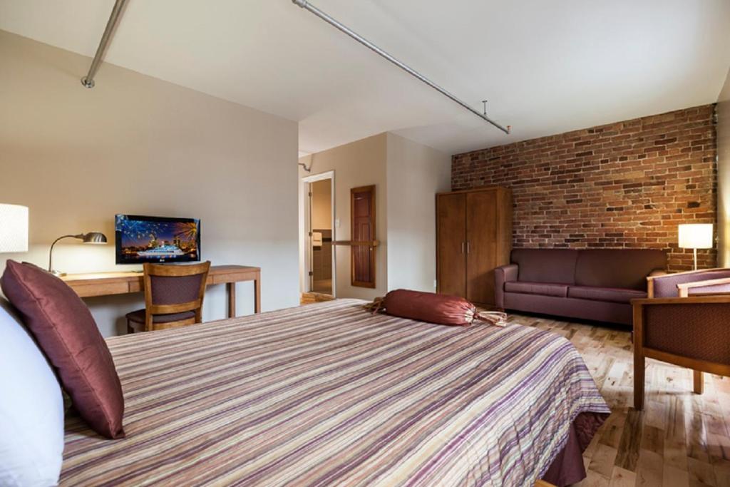 TV a/nebo společenská místnost v ubytování Hotel Abri du Voyageur