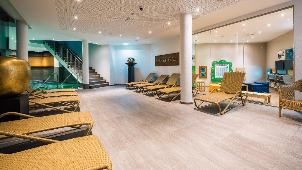Televízia a/alebo spoločenská miestnosť v ubytovaní Hotel Sonnleiten