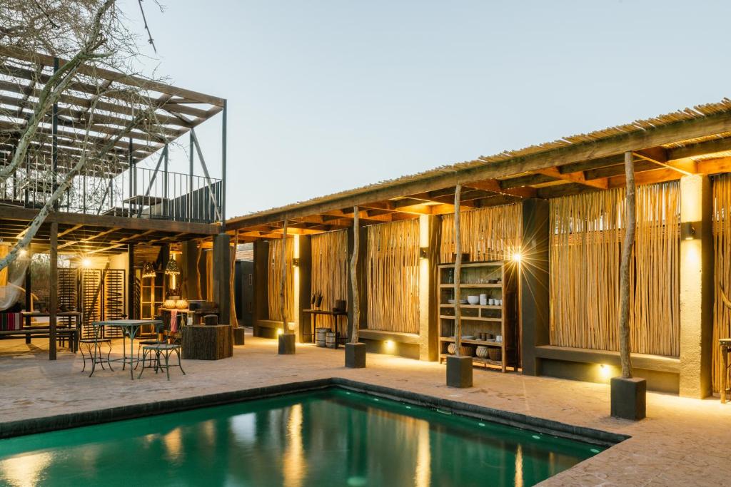 uma casa com uma piscina em frente em Hotel Desertica em San Pedro de Atacama