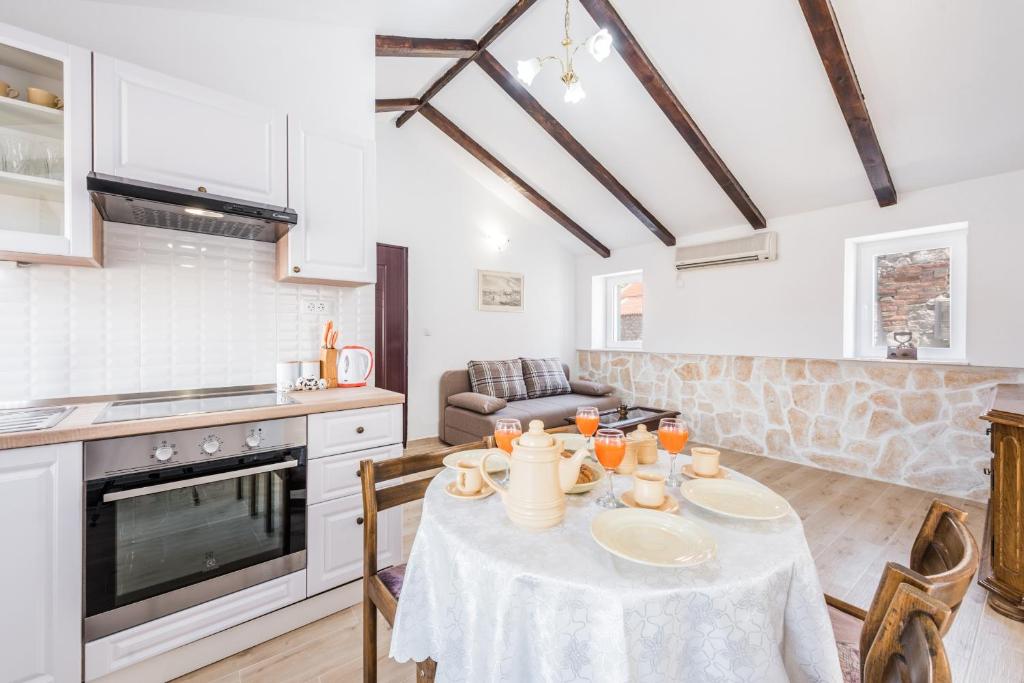 uma cozinha e sala de jantar com mesa e cadeiras em Sugar Suite em Split