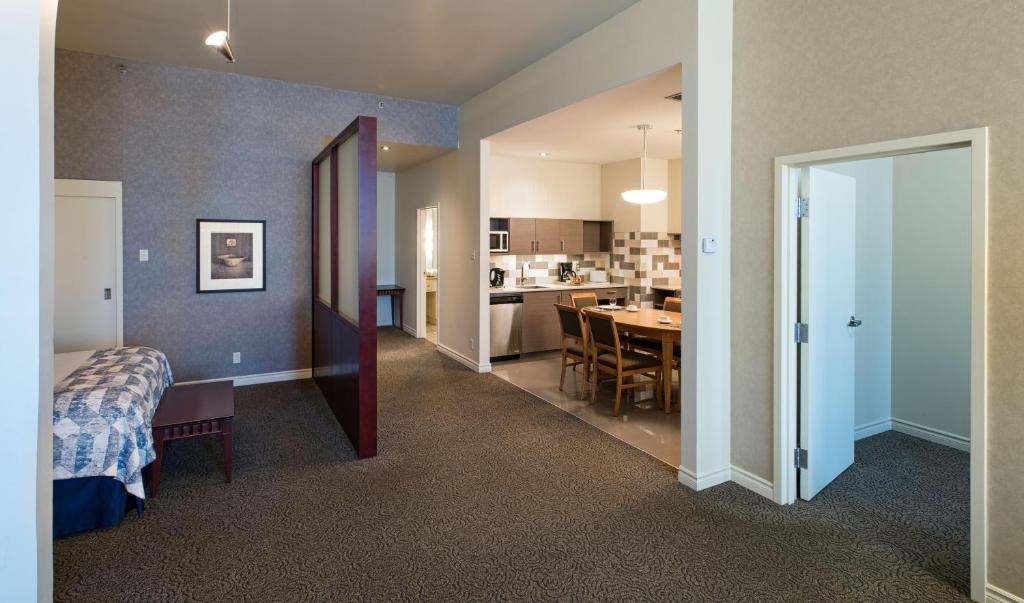 Kuchyň nebo kuchyňský kout v ubytování Le Square Phillips Hôtel & Suites