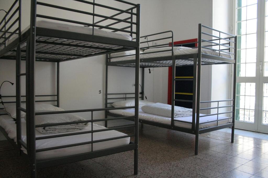 Palanda nebo palandy na pokoji v ubytování Urban Oasis Hostel