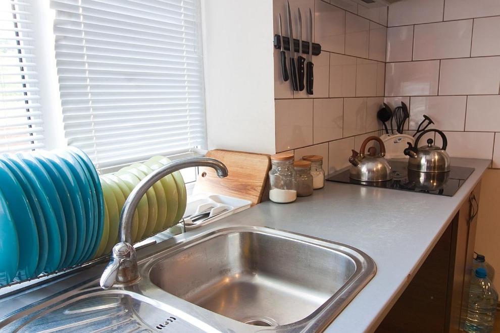 Kuchyň nebo kuchyňský kout v ubytování Tsentr Hostel