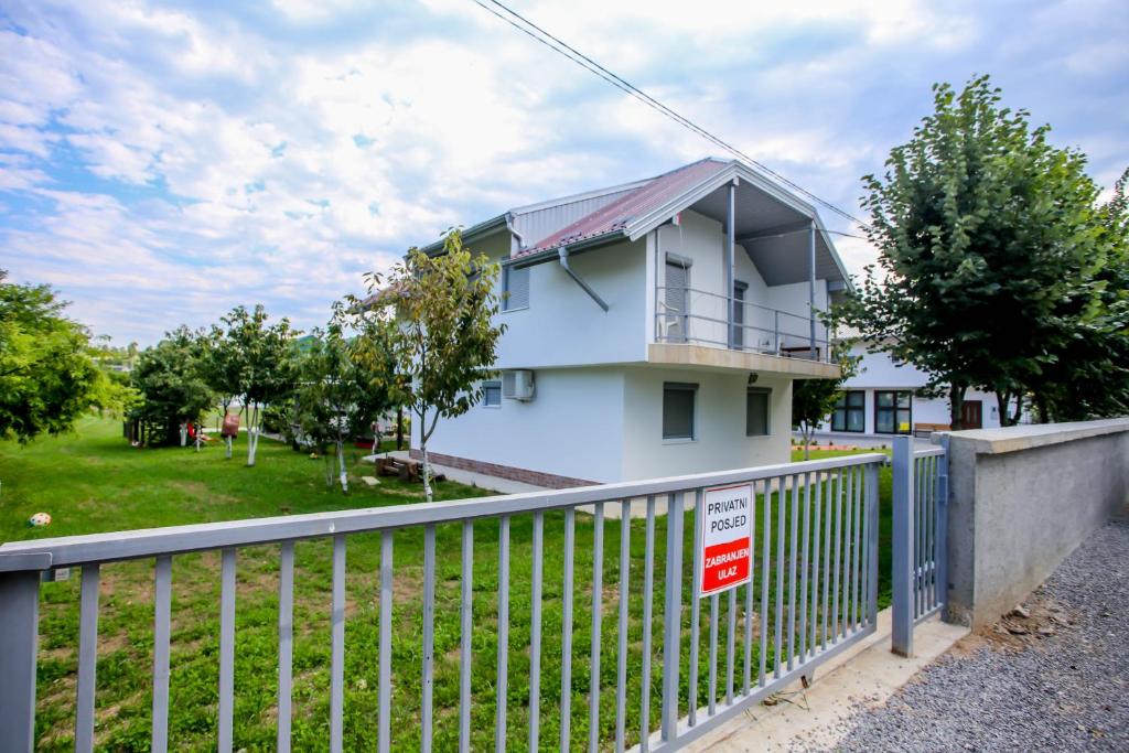 una casa blanca con una valla delante en Villa River Una 6, en Bihać