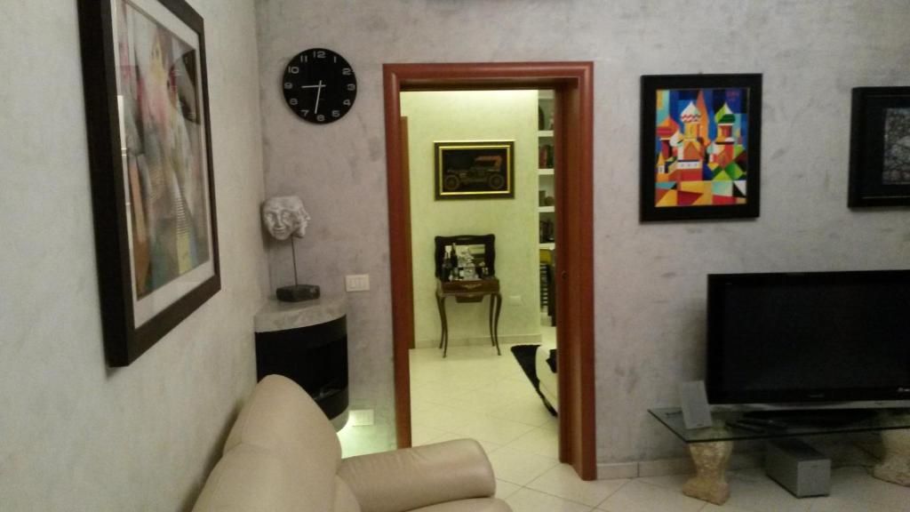 A television and/or entertainment centre at Loft 13- Suite 13 Struttura il Giglio