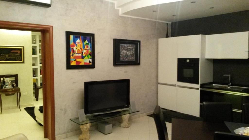 A television and/or entertainment centre at Loft 13- Suite 13 Struttura il Giglio