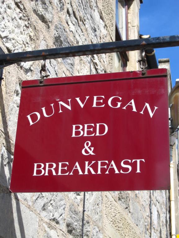 un letrero rojo que dice dunwegian bed and breakfast en Dunvegan Bed & Breakfast en Dufftown