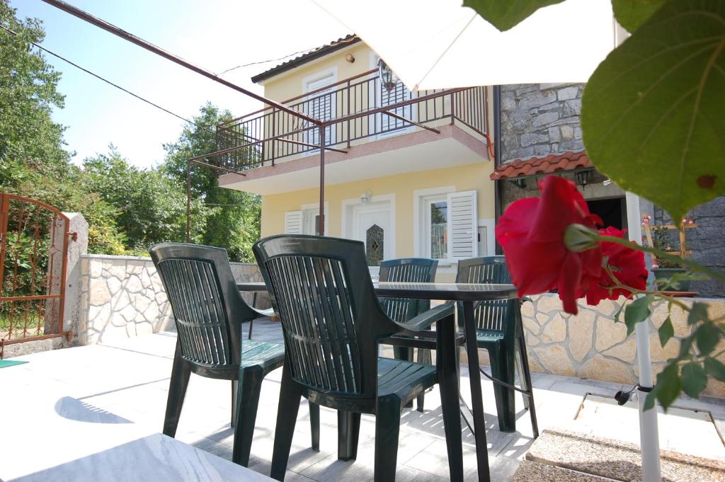 a group of chairs and a table on a patio at Holiday home Darinka in Bajčići