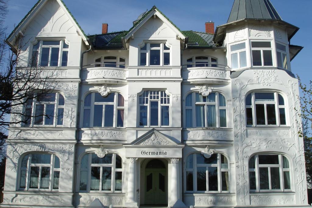 una vieja casa blanca con una torreta en Villa Germania Südbalkon, en Ahlbeck