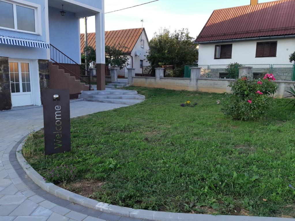 a sign in the yard of a house at Apartment Upper Town in Gospić