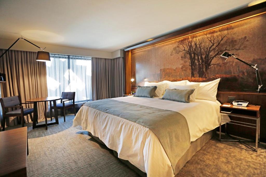 Postel nebo postele na pokoji v ubytování Hotel Cumbres Lastarria
