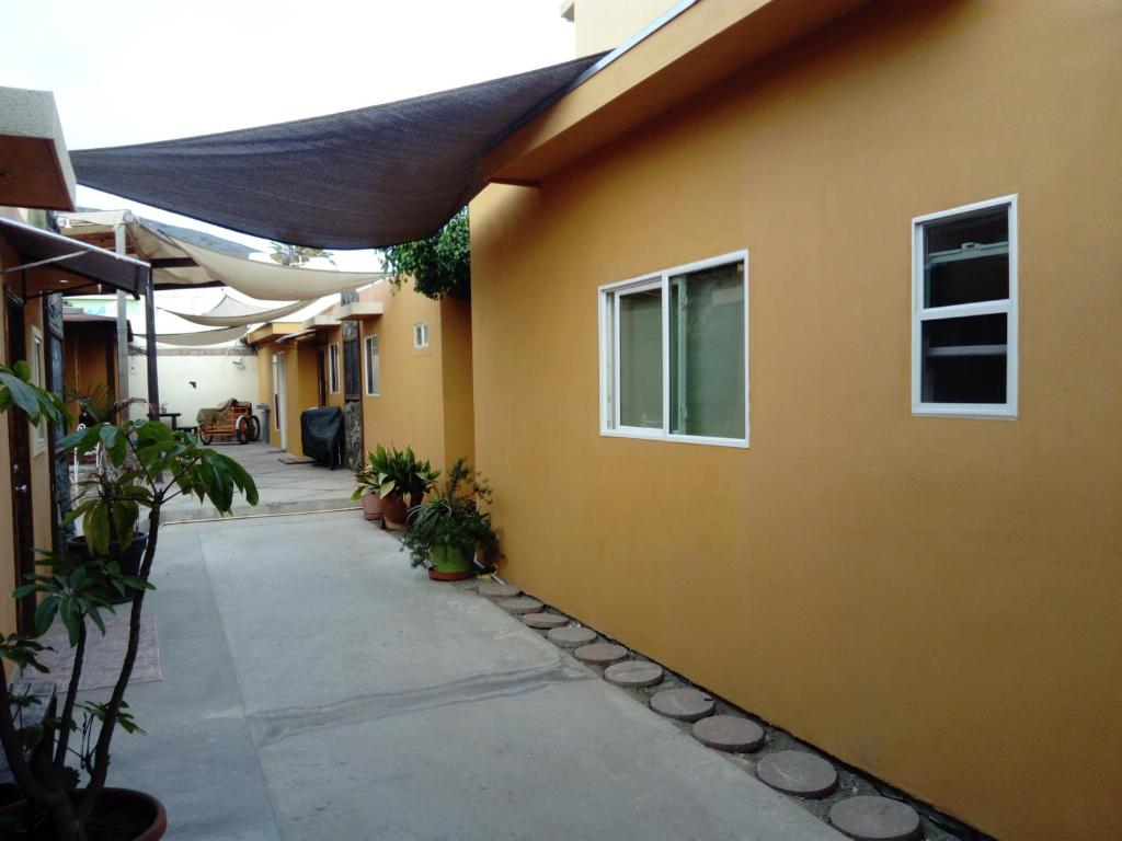um corredor de uma casa com uma parede amarela em Casa Edka em Ensenada