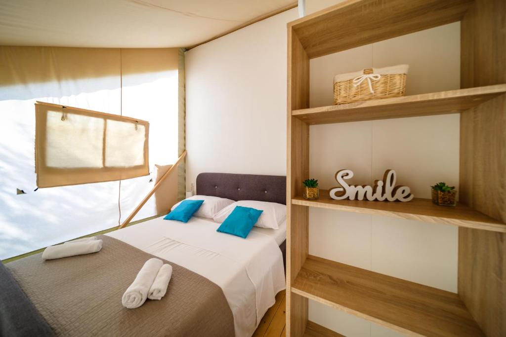 Posteľ alebo postele v izbe v ubytovaní Krk glamping village