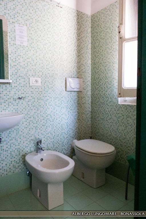 Koupelna v ubytování Albergo Lungomare