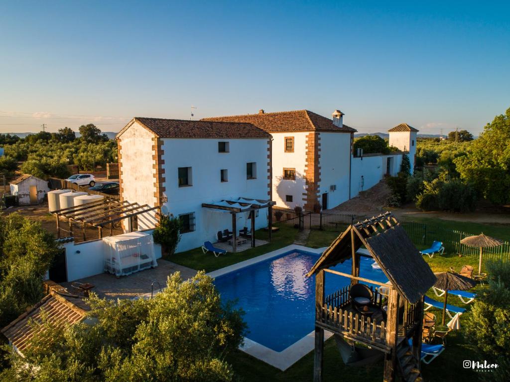 - une vue aérienne sur une villa avec une piscine dans l'établissement Molino La Nava, à Montoro