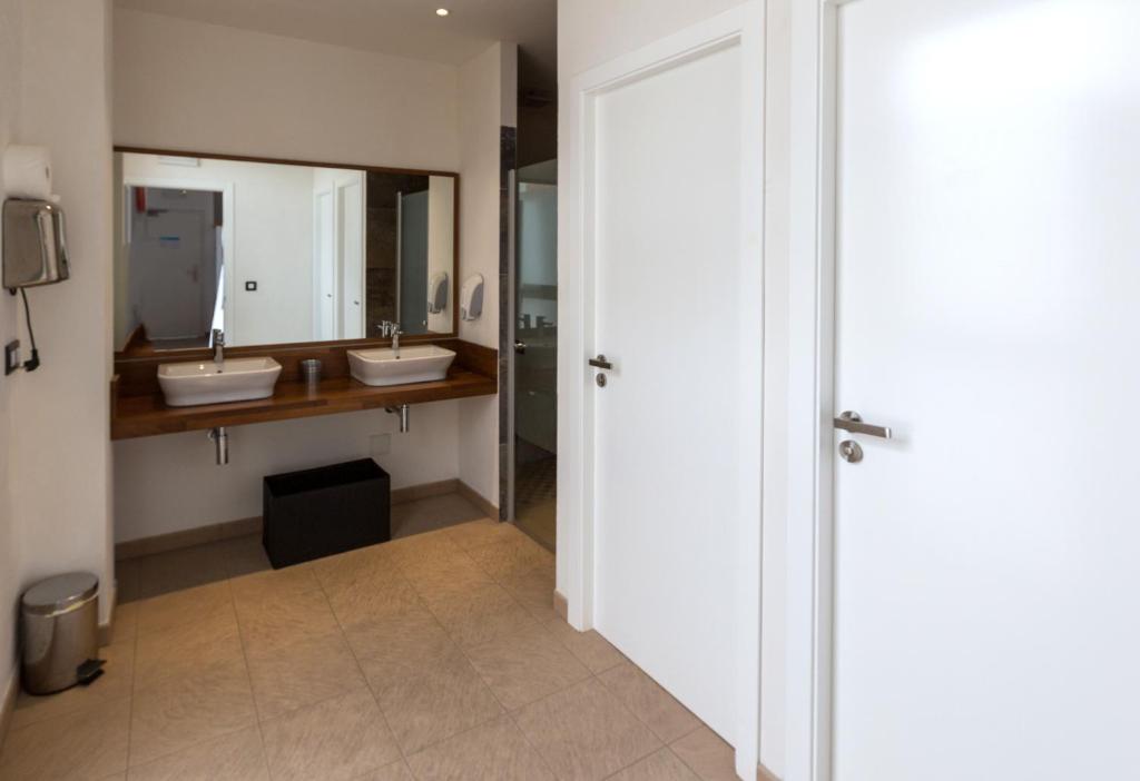 A bathroom at Youth Hostel Jávea