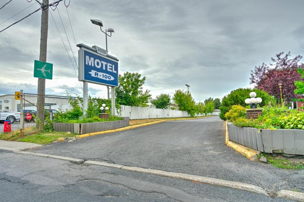 ein Motelschild am Straßenrand in der Unterkunft Motel R-100 in Longueuil