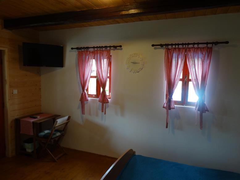 Pod orehom drvena kuća i sauna - 15