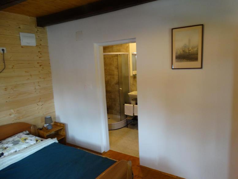 Pod orehom drvena kuća i sauna - 16