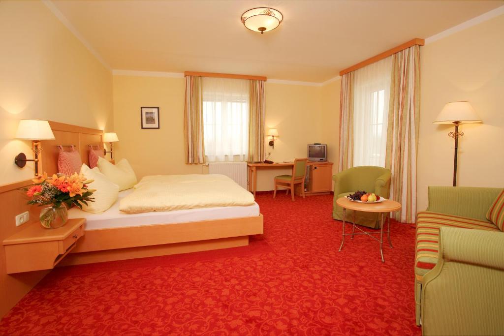 a hotel room with a bed and a desk at Hotel Wachau in Melk