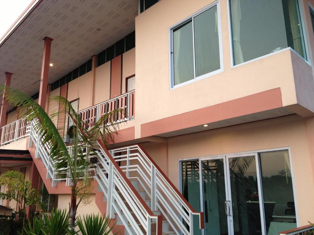 un edificio con escaleras delante en Siriburi Resort en Khanom