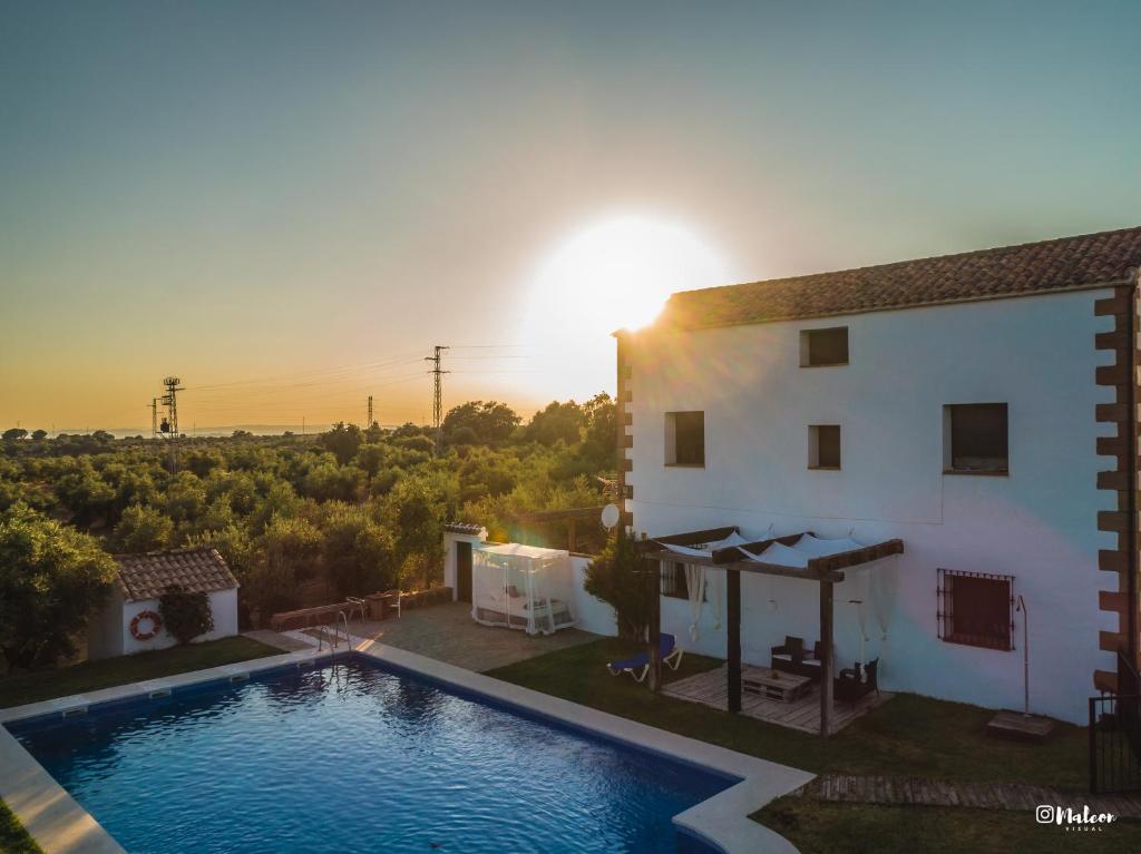 una casa con piscina al lado de un edificio en Molino La Nava, en Montoro