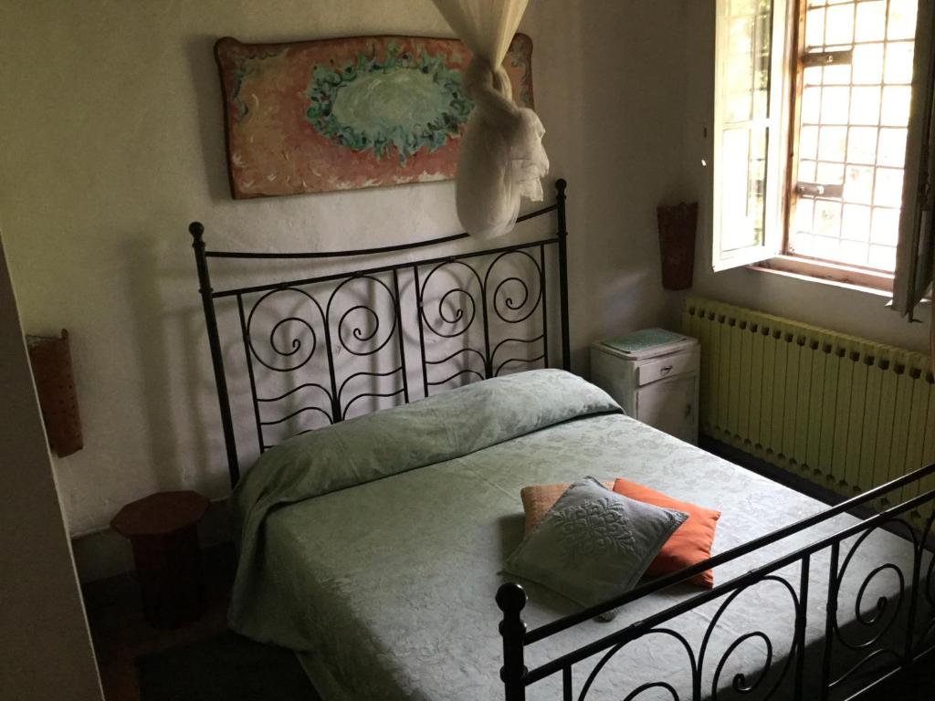 1 dormitorio con 1 cama con marco negro en B&B Mediterrando-soggiorni settimanali, en San Litardo