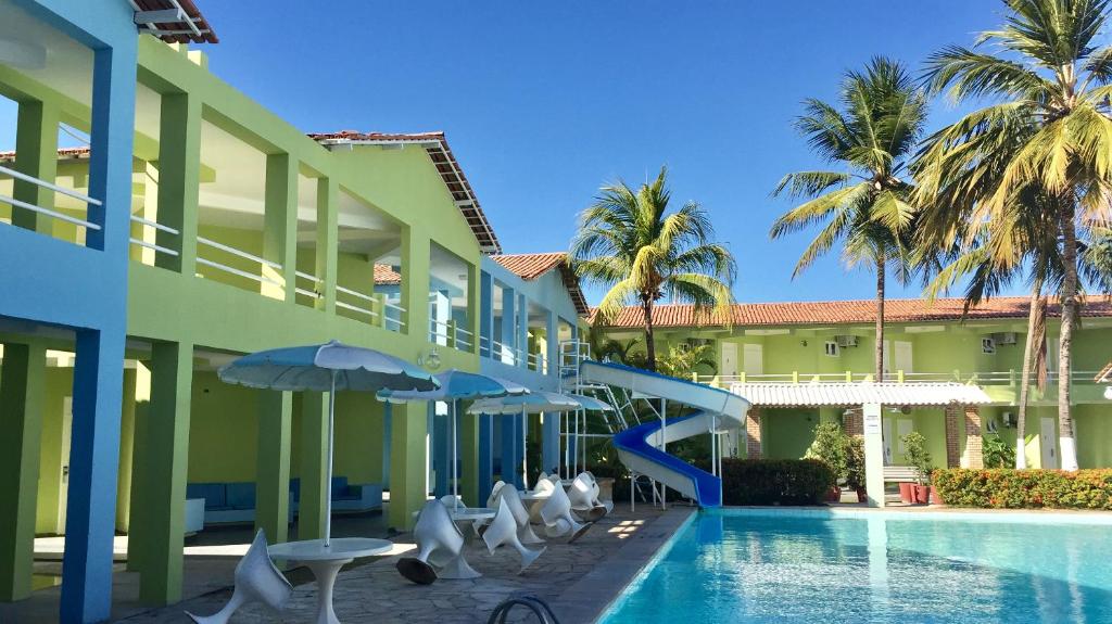 un complexe avec une piscine dotée d'un toboggan dans l'établissement Hotel Parque das Aguas, à Aracaju