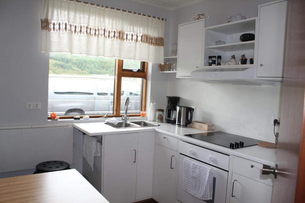 Kuchyň nebo kuchyňský kout v ubytování Fosstún Guesthouse